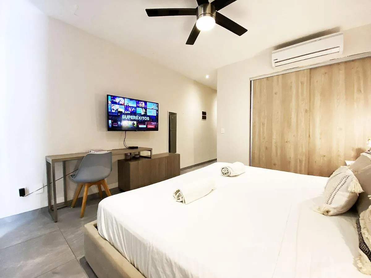 Studio W/Rooftop Pool Only 2 Mins From The Beach Playa del Carmen Apartment