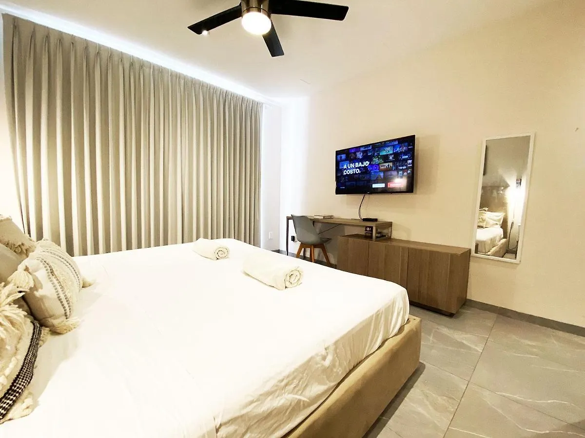 Studio W/Rooftop Pool Only 2 Mins From The Beach Playa del Carmen